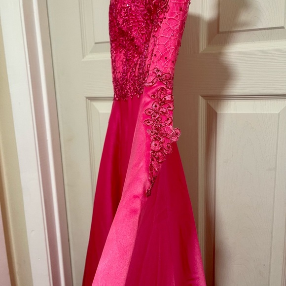 A-Line Off-The-Shoulder long fuchsia chiffon dress with pockets. - Picture 4 of 4